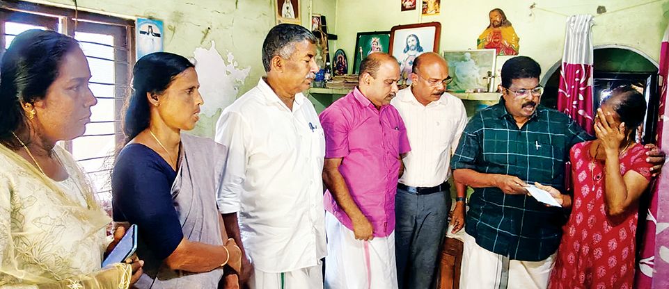 മത്സ്യത്തൊഴിലാളി ക്ഷേമനിധി ബോര്‍ഡിന്റെ അടിയന്തര ധനസഹായം കാട്ടൂര്‍ കറുകപ്പറമ്പില്‍ ജോസഫിന്റെ കുടുംബത്തിന് പി പി ചിത്തരഞ്ജന്‍ എംഎല്‍എ  കൈമാറുന്നു