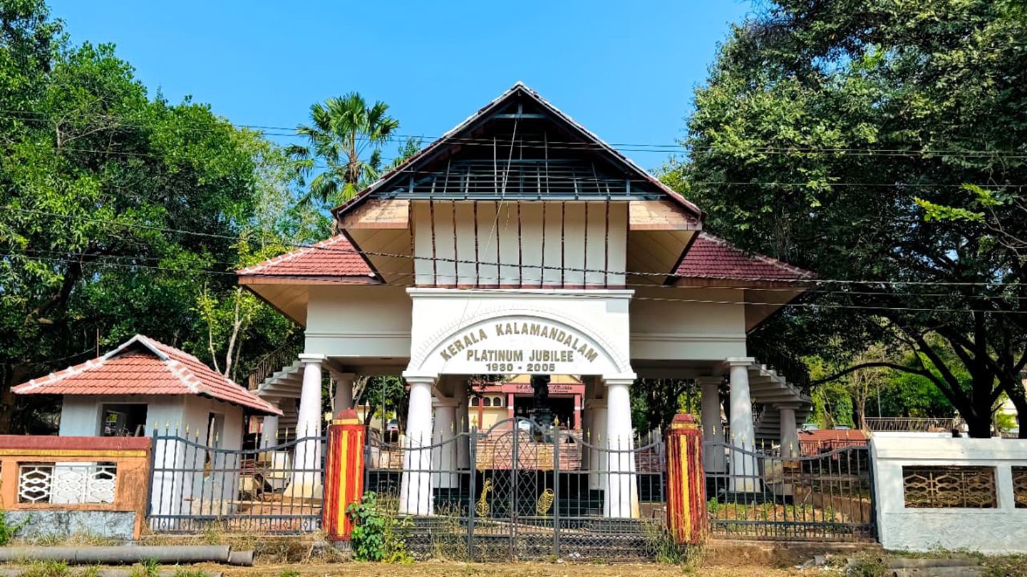 സൗന്ദര്യവൽക്കരണത്തിന്റെ ഭാഗമായി കേരള കലാമണ്ഡലത്തിലെ കവാടത്തിൽ നടക്കുന്ന നവീകരണ പ്രവൃത്തി