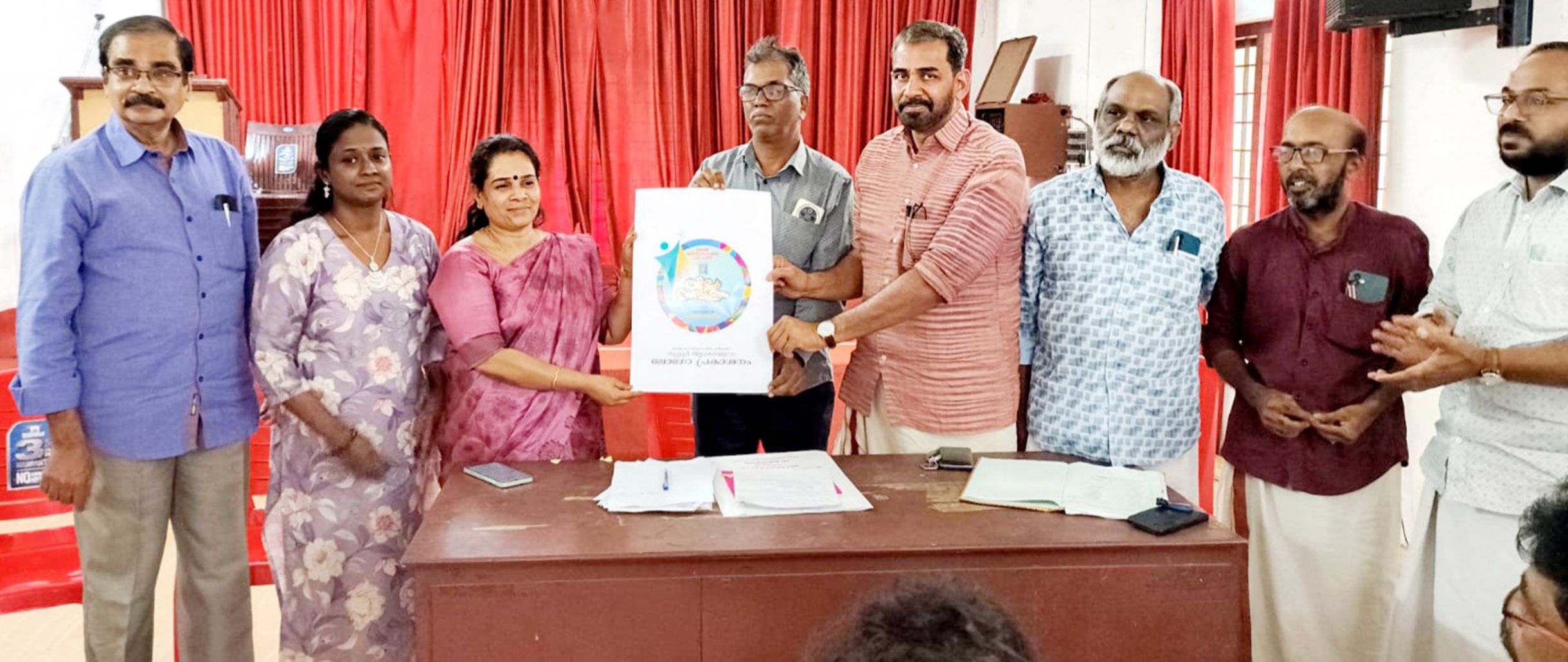 ശാസ്ത്രസാഹിത്യ പരിഷത്ത് ജില്ലാ സമ്മേളന ലോഗോ പ്രസിഡന്റ് ഡോ. സി എൽ  ജോഷിക്ക് കെെമാറി ഗീത ഗോപി പ്രകാശിപ്പിക്കുന്നു