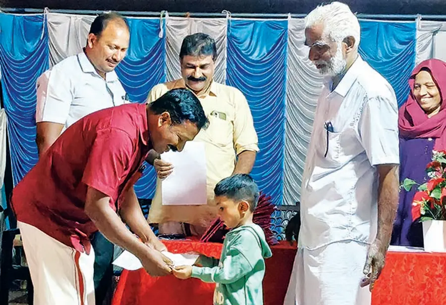 പൊന്നാട് ഗവ.എൽ പി സ്‍കൂളിൽ ആദ്യ അഡ്മിഷൻ ഫാറം പഞ്ചായത്ത്‌  സ്ഥിരം സമിതി അധ്യക്ഷൻ വി കെ ഉല്ലാസ് ഏറ്റുവാങ്ങുന്നു