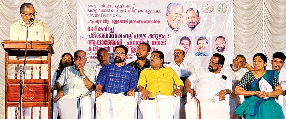 നവീകരിച്ച മണ്ണഞ്ചേരി പടിഞ്ഞാറേ മഹല്ല് പള്ളിക്കുളം മന്ത്രി പി പ്രസാദ്  ഉദ്ഘാടനംചെയ്യുന്നു