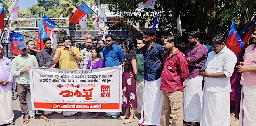 ഇടതുപക്ഷ യുവജന സംഘടനകൾ രമേശ് ചെന്നിത്തല എംഎൽഎയുടെ ഹരിപ്പാട്  ക്യാമ്പ് ഓഫീസിലേക്ക് നടത്തിയ  പ്രതിഷേധ മാർച്ച് എഐവൈഎഫ് സംസ്ഥാന സെക്രട്ടറി ടി ടി ജിസ്‌മോൻ  ഉദ്ഘാടനംചെയ്യുന്നു