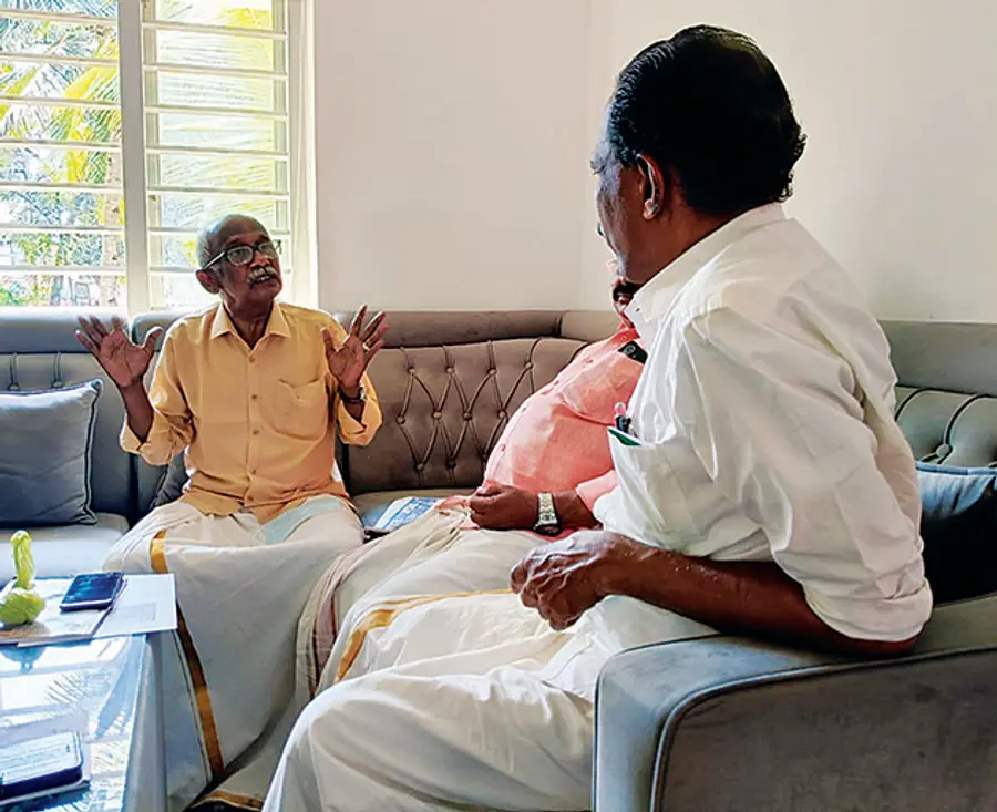 സിപിഐഎം സംസ്ഥാന കൺട്രോൾ കമീഷൻ ചെയർമാൻ കെ എച്ച് ബാബുജാൻ ചേപ്പാട് പഞ്ചായത്തിൽ ഗൃഹസന്ദർശനം നടത്തുന്നു