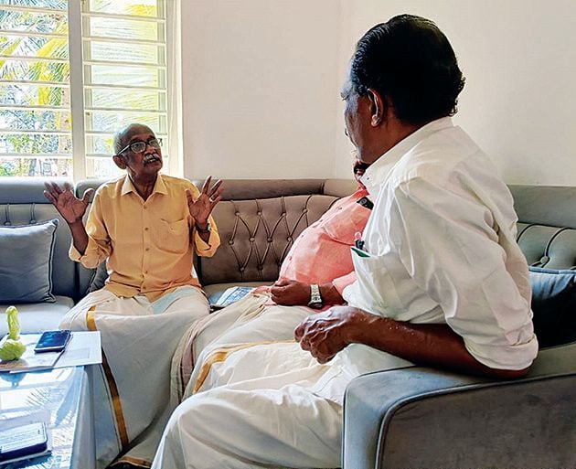 സിപിഐഎം സംസ്ഥാന കൺട്രോൾ കമീഷൻ ചെയർമാൻ കെ എച്ച് ബാബുജാൻ ചേപ്പാട്  പഞ്ചായത്തിൽ ഗൃഹസന്ദർശനം നടത്തുന്നു