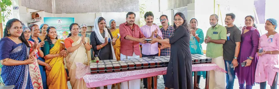 മുഹമ്മ സി എം എസ് എൽ പി സ്കൂളിൽ കളിസ്ഥലം ഒരുക്കാൻ സംഘടിപ്പിച്ച ബിരിയാണി ചലഞ്ച് ജില്ലാ പഞ്ചായത്ത് ആരോഗ്യ വിദ്യാഭ്യാസ സ്ഥിരംസമിതി അധ്യക്ഷൻ എസ് രാധാകൃഷ്ണൻ ഉദ്ഘാടനം ചെയ്യുന്നു