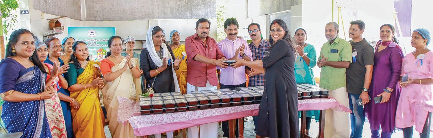 മുഹമ്മ സി എം എസ് എൽ പി സ്കൂളിൽ കളിസ്ഥലം ഒരുക്കാൻ സംഘടിപ്പിച്ച ബിരിയാണി ചലഞ്ച്  ജില്ലാ പഞ്ചായത്ത്‌ ആരോഗ്യ വിദ്യാഭ്യാസ സ്ഥിരംസമിതി അധ്യക്ഷൻ എസ് രാധാകൃഷ്ണൻ ഉദ്ഘാടനം ചെയ്യുന്നു
