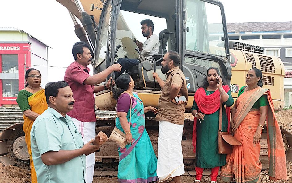 ദേശീയപാതാ നിർമ്മാണത്തിന്റെ ഭാഗമായി കുടിവെള്ളം മുടങ്ങിയതിനെ തുടർന്ന് ജനപ്രതിനിധികൾ നിർമാണ പ്രവൃത്തികൾ തടഞ്ഞ്‌ പ്രതിഷേധിക്കുന്നു