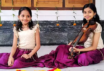 ശ്രുതിയും സ്വാതിയും
