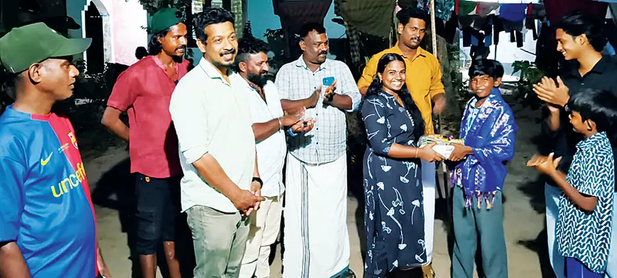 നൃപൻ കൃഷ്ണനെ ഡിവൈഎഫ്ഐ അനുമോദിക്കുന്നു