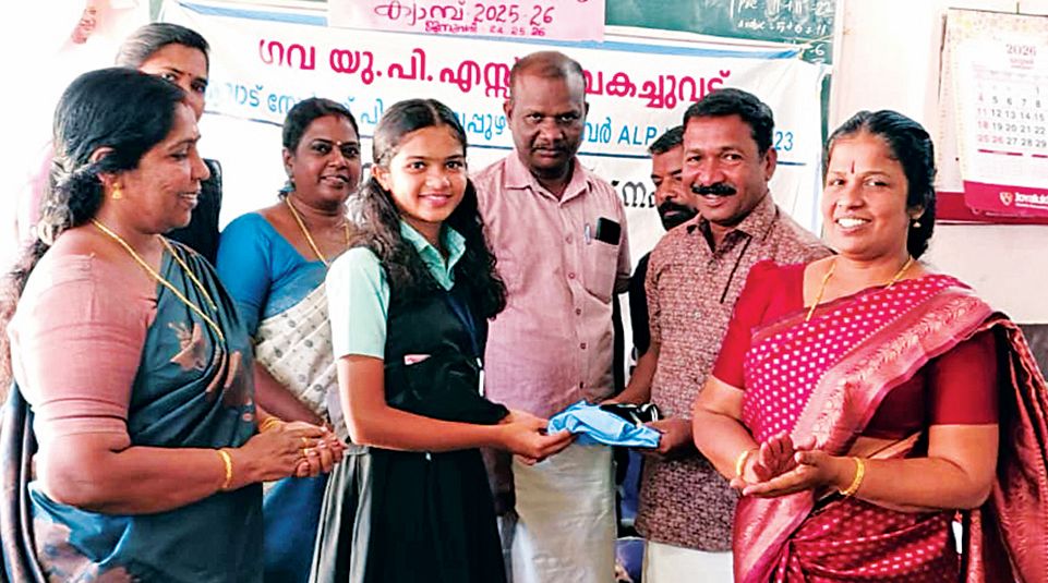  തമ്പകച്ചുവട് ഗവ യുപി സ-്‌കൂളിൽ സഹവാസക്യാമ്പിന്റെ യൂണിഫോം വിതരണം സ-്‌കൂൾ ലീഡർ വൈഗ വി നായർക്ക് നൽകി പഞ്ചായത്ത്‌ വിദ്യാഭ്യാസ സ്ഥിരംസമിതി അധ്യക്ഷൻ വി കെ ഉല്ലാസ് ഉദ്ഘാടനംചെയ്യുന്നു