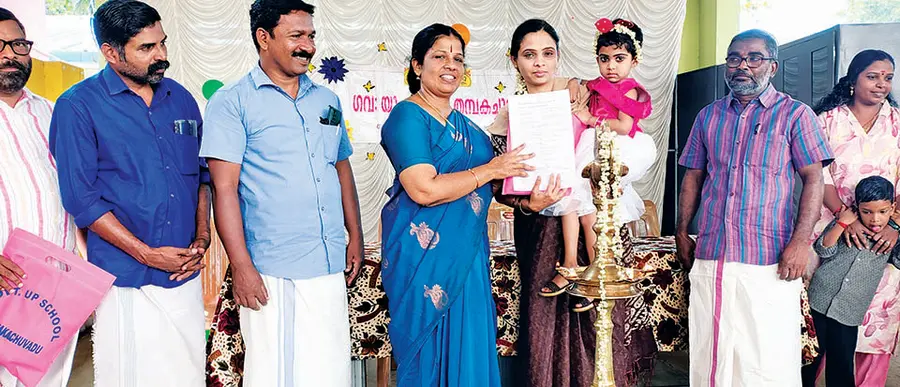 തമ്പകച്ചുവട് ഗവ. യുപി സ്കൂളിൽ അഡ്മിഷൻമേള പ്രവേശനഫോറം സ്വീകരിച്ച് പഞ്ചായത്ത് പ്രസിഡന്റ്
ദീപ്തി അജയകുമാർ ഉദ്ഘാടനംചെയ്യുന്നു