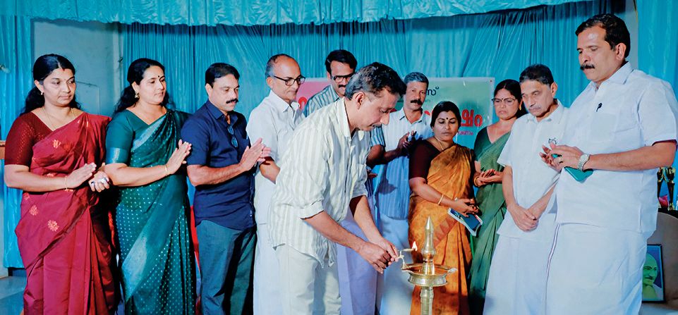 ചത്തിയറ വിഎച്ച്എസ്എസ് 70–ാം വാർഷികാഘോഷം ഡോ. എം ജയമോഹൻ ഉദ്ഘാടനംചെയ്യുന്നു 