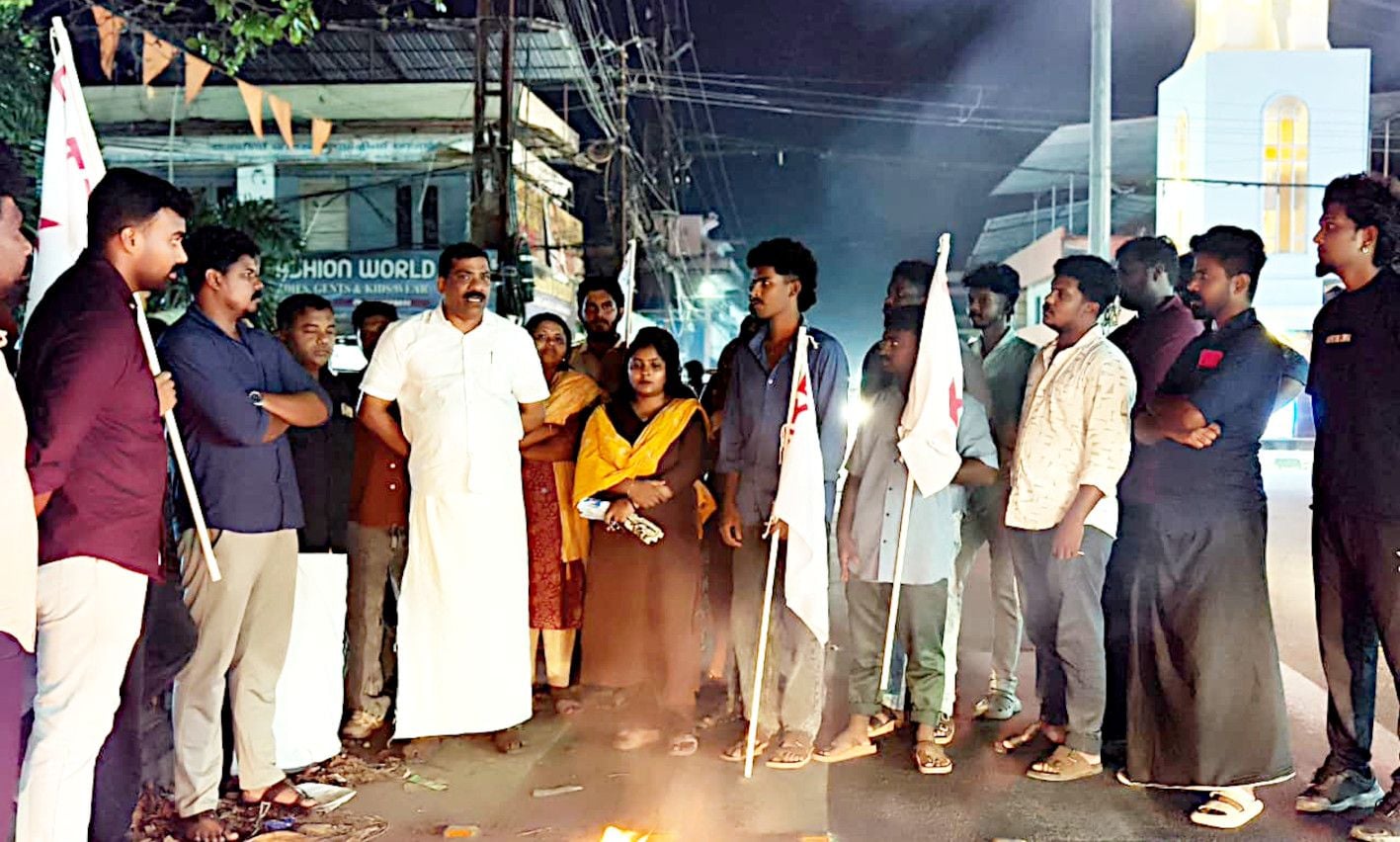 യുവജനവിരുദ്ധ കേരളവിരുദ്ധ കേന്ദ്ര ബജറ്റിനെതിരെ ഡിവൈഎഫ്ഐ ചിങ്ങോലി മേഖലാ കമ്മിറ്റി സംഘടിപ്പിച്ച പ്രതിഷേധ യോഗം സിപിഐ എം കാർത്തികപ്പള്ളി ഏരിയ കമ്മിറ്റിയംഗം ബി കൃഷ്ണകുമാർ ഉദ്ഘാടനംചെയ്യുന്നു