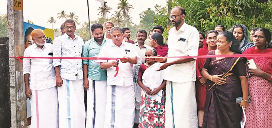 ചെറിയനാട് പഞ്ചായത്തിലെ സ്റ്റേഡിയം കനാൽ റോഡ് മന്ത്രി സജി ചെറിയാൻ ഉദ്ഘാടനംചെയ്യുന്നു