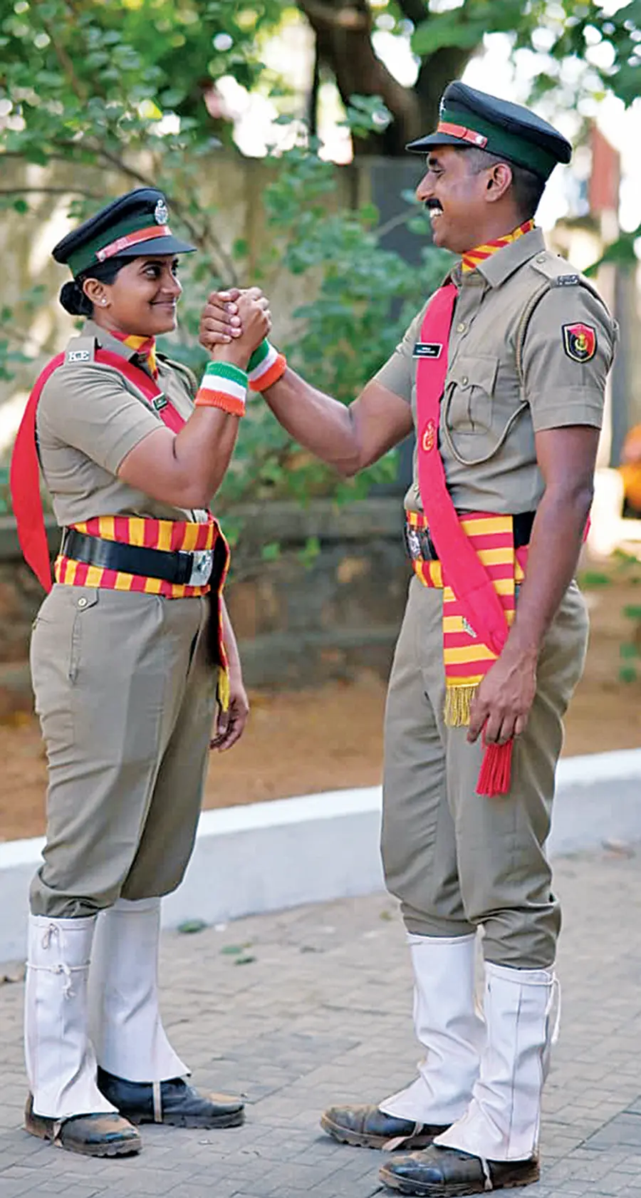 സിവിൽ എക്‌സൈസ് ഓഫീസർ മാരായി ട്രെയിനിങ് പൂർത്തിയായി പാസ്സിങ്ഔട്ട് ചെയ്ത സഹോദരങ്ങളായ അർച്ചനയും അനന്തുവും 