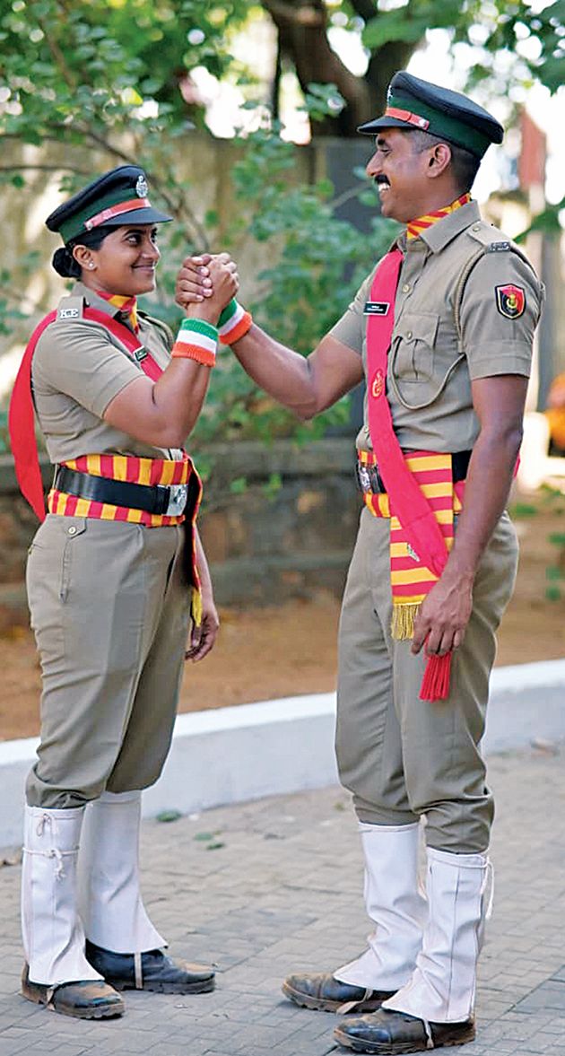 സിവിൽ എക്‌സൈസ് ഓഫീസർ മാരായി ട്രെയിനിങ് പൂർത്തിയായി പാസ്സിങ്ഔട്ട് ചെയ്ത സഹോദരങ്ങളായ അർച്ചനയും അനന്തുവും 