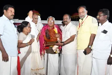 എൽഡിഎഫ് തെക്കൻ മേഖല വികസന മുന്നേറ്റ ജാഥ കൊട്ടാരക്കരയിൽ എത്തിയപ്പോൾ ജാഥാ ക്യാപ്റ്റൻ ബിനോയ് വിശ്വത്തിന് മന്ത്രി കെ എൻ ബാലഗോപാൽ ഉപഹാരം നൽകുന്നു