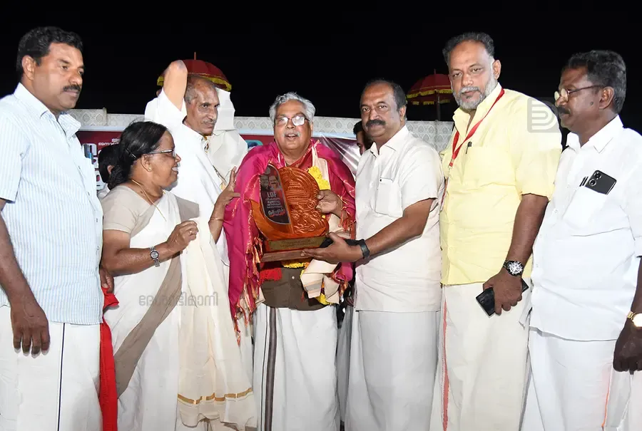 എൽഡിഎഫ് തെക്കൻ മേഖല വികസന മുന്നേറ്റ ജാഥ കൊട്ടാരക്കരയിൽ എത്തിയപ്പോൾ ജാഥാ ക്യാപ്റ്റൻ ബിനോയ് വിശ്വത്തിന് മന്ത്രി കെ എൻ ബാലഗോപാൽ ഉപഹാരം നൽകുന്നു