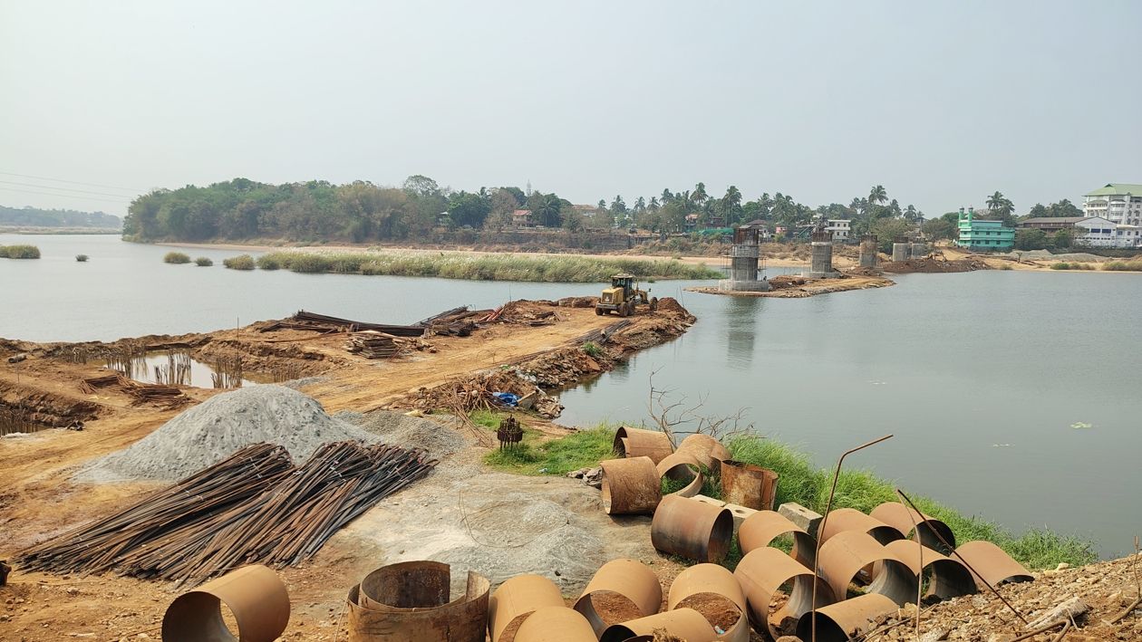പട്ടാമ്പിയിൽ പുതിയ പാലത്തിന്റെ നിർമാണം പുരോഗമിക്കുന്നു