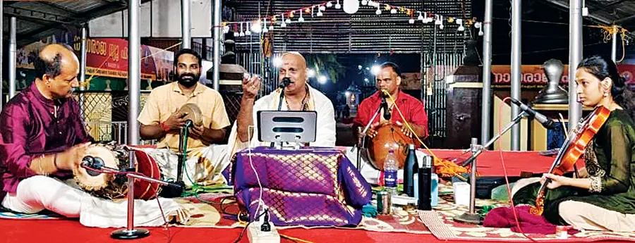 വെട്ടിക്കോട് നാഗരാജ സ്വാമി ക്ഷേത്രത്തിൽ ശിവരാത്രി ഉത്സവത്തിന്റെ ഭാഗമായി എഡിജിപി എസ് ശ്രീജിത്ത് നടത്തിയ
സംഗീത സദസ്