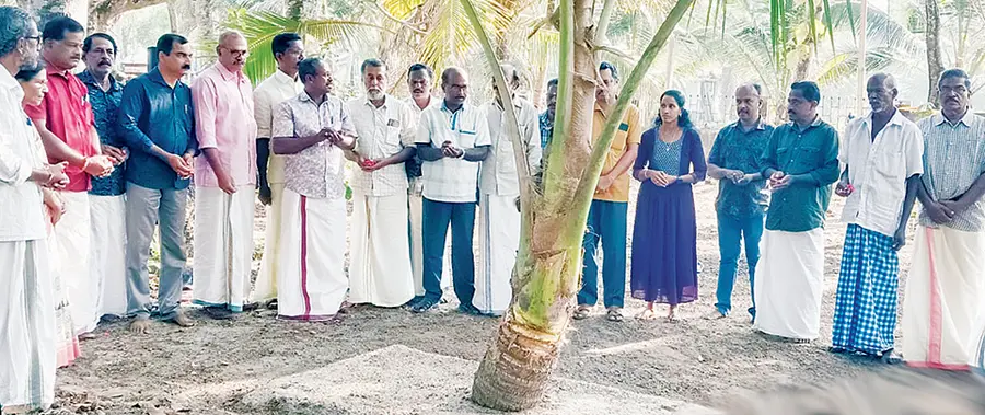 കവി ഹരികുമാർ പുതുശേരിയുടെ സ്മൃതിയിടത്തിൽ നടന്ന പുഷ്പാർച്ചന