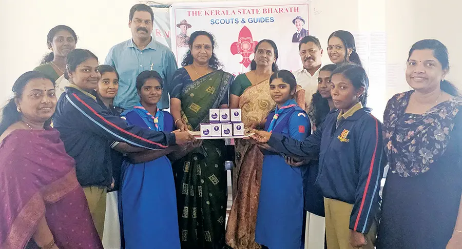 ഹരിതകേരള മിഷൻ നവകേരളം കർമപദ്ധതിയുടെ ഭാഗമായി പ്രയാർ ആർവിഎസ്എം എച്ച്എസ്എസിന്  ഇൻസിനേറ്ററും മെൻസ്ട്രൽ കപ്പും  ദേവികുളങ്ങര പഞ്ചായത്ത് പ്രസിഡന്റ് അമ്പിളികല വിതരണംചെയ്യുന്നു