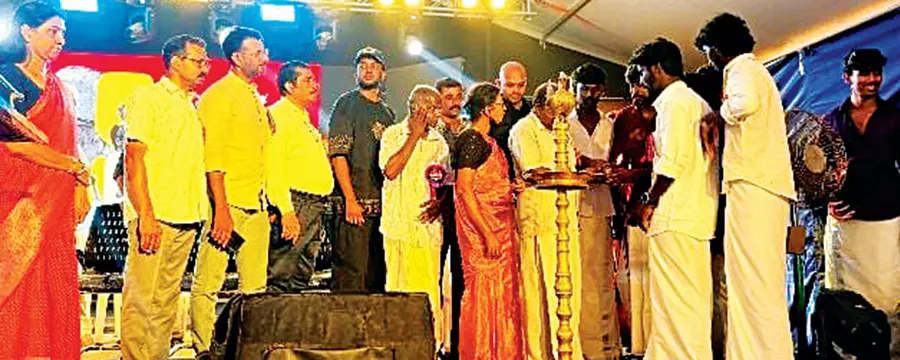 എംഎസ്എം കോളേജ് യൂണിയൻ  യുവജനോത്സവം കോളേജിലെ തൊഴിലാളികളായ അലിയാരുകുഞ്ഞ്,  ഷിബു, ഗോപി, ശോഭ എന്നിവർ ചേർന്ന് ഉദ്ഘാടനം ചെയ്യുന്നു