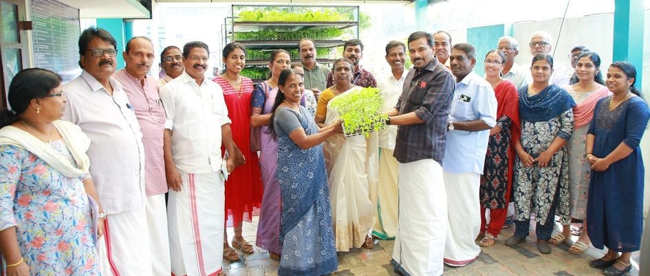മാരാരിക്കുളം വടക്ക് പഞ്ചായത്തിൽ മാരാരി ജനകിയ ഹരിതസമൃദ്ധി പദ്ധതി ജില്ലാ പഞ്ചായത്ത് വിദ്യാഭ്യാസ സ-്‌ഥിരംസമിതി അധ്യക്ഷൻ എസ് രാധാകൃഷ-്‌ണൻ ഉദ-്‌ഘാടനംചെയ്യുന്നു