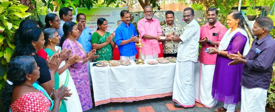 കഞ്ഞിക്കുഴി പഞ്ചായത്ത് ഏഴാംവാർഡിൽ പ്രവർത്തിക്കുന്ന അഞ്ചംഗ കുടുംബശ്രീ അംഗങ്ങൾ ചേർന്ന്  ആരംഭിക്കുന്ന ഡി. സ്ലൈസ് കട്സ് ഫ്രൂട്ട്സിന്റെയും വെജിറ്റബിൾസിന്റെയും പായ-്‌ക്കറ്റുകകളുടെ വിതരണം  മന്ത്രി പി പ്രസാദ് ഉദ്‌ഘാടനംചെയ്യുന്നു