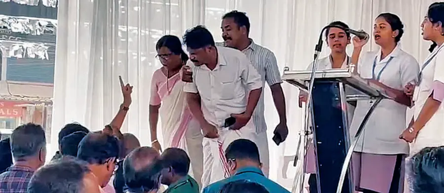 തുറവൂർ താലൂക്കാശുപത്രി കെട്ടിടം ഉദ്ഘാടനം തടസപ്പെടുത്താൻ വേദിയിലെത്തിയ സദസിലുള്ളവരെയും കാണാം