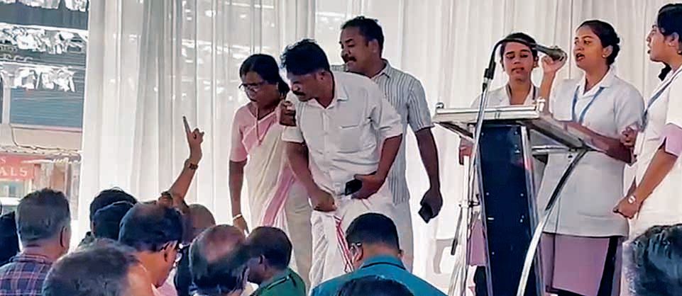 തുറവൂർ താലൂക്കാശുപത്രി കെട്ടിടം ഉദ്ഘാടനം തടസപ്പെടുത്താൻ വേദിയിലെത്തിയ സദസിലുള്ളവരെയും കാണാം