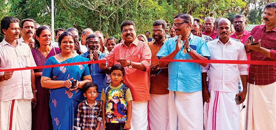മാടത്തുങ്കര‑എച്ചിക്കുഴി റോഡ് പി പി ചിത്തരഞ്ജൻ എംഎൽഎ  ഉദ്ഘാടനംചെയ്യുന്നു 