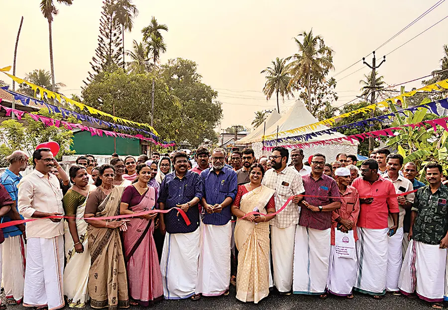മണ്ണഞ്ചേരി പഞ്ചായത്തില് നിര്മിച്ച അമ്പാട്ടുപാലം മന്ത്രി പി പ്രസാദ് ഉദ്ഘാടനംചെയ്യുന്നു