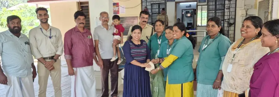 മാലിന്യം വേർതിരിക്കുന്നതിനിടെ ലഭിച്ച സ്വർണമോതിരം പെരിങ്ങോട്ടുകുറുശി പഞ്ചായത്തിലെ ഹരിതകർമസേനാംഗം  ഉഷ രാമചന്ദ്രൻ നടുവത്തപ്പാറ കല്ലങ്കാട് വീട്ടിൽ എൻ പ്രേമകുമാരന്റെ മകൾ വൈഷ്ണവിക്ക് കൈമാറുന്നു