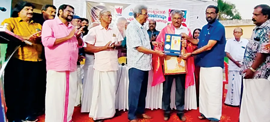 ഡി കെ ചെല്ലപ്പൻ പുരസ്കാരം അലിയാർ പുന്നപ്രയ്ക്ക് എച്ച് സലാം എംഎൽഎ സമ്മാനിക്കുന്നു