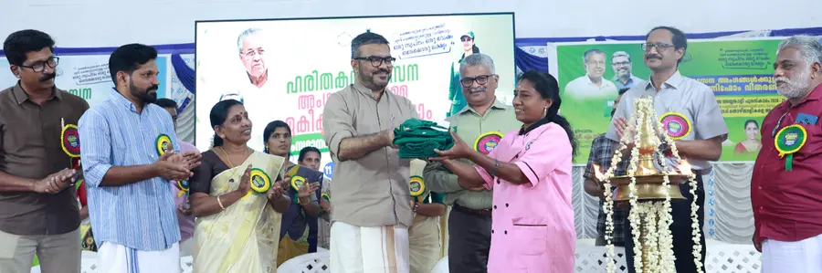 നഗരസഭ ഹരിതകർമസേന അംഗങ്ങൾക്കുള്ള ഏകീകൃത യൂണിഫോം വിതരണത്തിന്റെ സംസ്ഥാനതല ഉദ്ഘാടനം  മന്ത്രി എം ബി രാജേഷ് നിർവഹിക്കുന്നു
