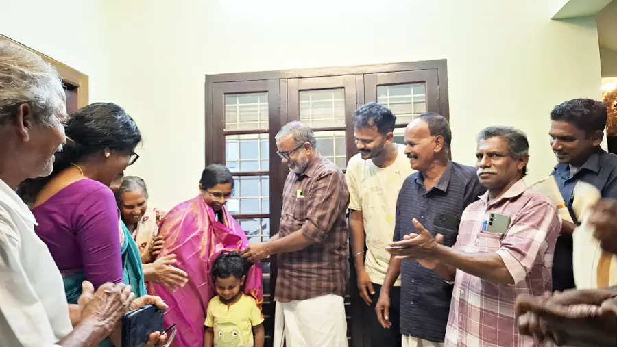 മധ്യപ്രദേശിൽ നടന്ന ഖജുരാഖോ നൃത്തോത്സവത്തിൽ കേരളത്തെ പ്രതിനിധീകരിച്ച് ഫോക്ക് നൃത്തത്തിൽ ഒന്നാം സ്ഥാനം നേടിയ പട്ടണക്കാട് സ്വദേശിനി
ആദ്യ എസ് അജിത്തിനെ മന്ത്രി പി പ്രസാദ് പൊന്നാട അണിയിക്കുന്നു