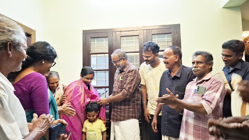 മധ്യപ്രദേശിൽ നടന്ന ഖജുരാഖോ നൃത്തോത്സവത്തിൽ കേരളത്തെ പ്രതിനിധീകരിച്ച് ഫോക്ക് നൃത്തത്തിൽ ഒന്നാം സ്ഥാനം നേടിയ പട്ടണക്കാട് സ്വദേശിനി  ആദ്യ എസ് അജിത്തിനെ മന്ത്രി പി പ്രസാദ് പൊന്നാട അണിയിക്കുന്നു