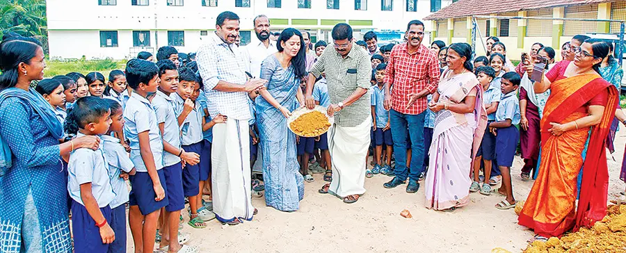 എസ് എൽ പുരം ജി ശ്രീനിവാസമല്ലൻ മെമ്മോറിയൽ ഗവ. ഹയർസെക്കൻഡറി സ്‌കൂളിൽ ജില്ലാ പഞ്ചായത്തിന്റെ 10 ലക്ഷം രൂപ ഉപയോഗിച്ച്‌ നിർമിക്കുന്ന ആധുനിക  കളിസ്ഥലത്തിന്റെയും ഫുട്ബോൾ ടർഫിന്റെയും ഒന്നാംഘട്ട നിർമാണം എംഎൽഎമാരായ യു പ്രതിഭയും പി പി ചിത്തരഞ്‌ജനും നടത്തി