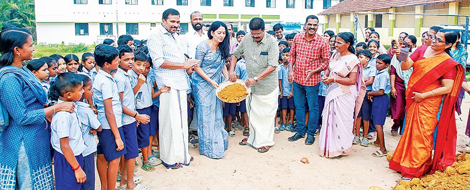 എസ് എൽ പുരം ജി ശ്രീനിവാസമല്ലൻ മെമ്മോറിയൽ ഗവ. ഹയർസെക്കൻഡറി സ്‌കൂളിൽ ജില്ലാ പഞ്ചായത്തിന്റെ 10 ലക്ഷം രൂപ ഉപയോഗിച്ച്‌ നിർമിക്കുന്ന ആധുനിക  കളിസ്ഥലത്തിന്റെയും ഫുട്ബോൾ ടർഫിന്റെയും ഒന്നാംഘട്ട നിർമാണം എംഎൽഎമാരായ യു പ്രതിഭയും പി പി ചിത്തരഞ്‌ജനും നടത്തി