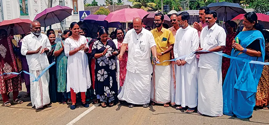 നെടുമുടി–തൈച്ചേരി പാലം തോമസ് കെ തോമസ് എംഎൽഎ ഉദ്ഘാടനംചെയ്യുന്നു