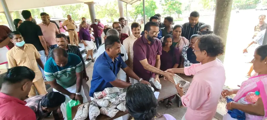 എച്ച് സലാം എംഎൽഎ ആലപ്പുഴ മെഡിക്കൽ കോളേജ് ആശുപത്രിയിൽ പൊതിച്ചോർ വിതരണംചെയ്യുന്നു
