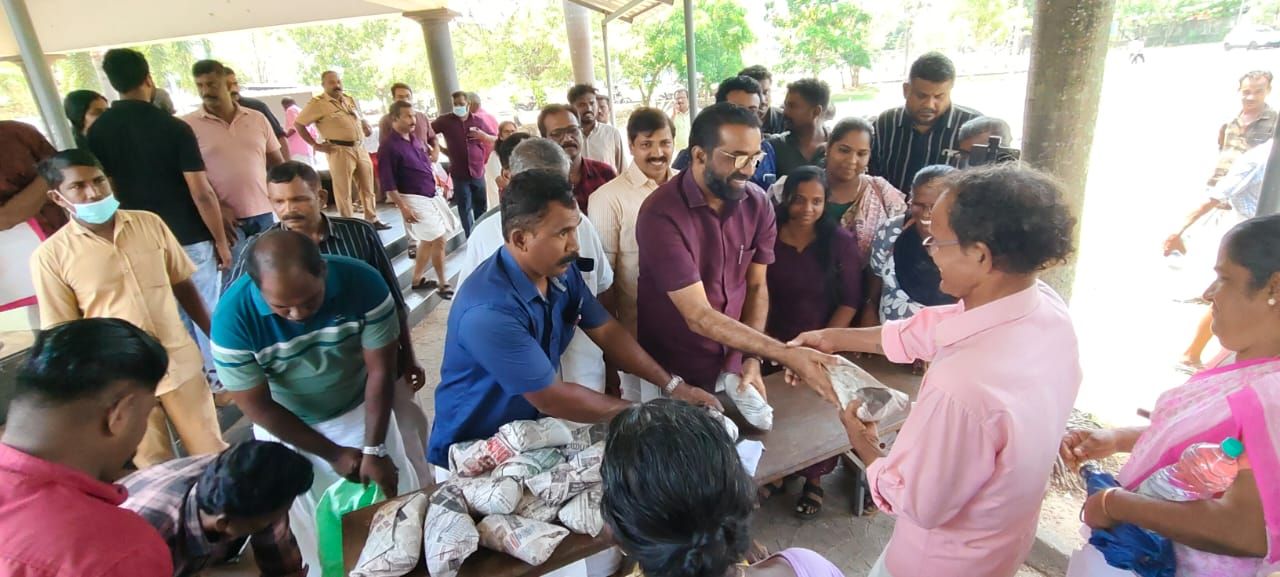 എച്ച് സലാം എംഎൽഎ ആലപ്പുഴ മെഡിക്കൽ കോളേജ് ആശുപത്രിയിൽ പൊതിച്ചോർ വിതരണംചെയ്യുന്നു