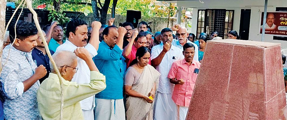 ടി വി തങ്കപ്പൻ അനുസ്മരണത്തോടനുബന്ധിച്ച് തുറവൂരിലെ വീട്ടുവളപ്പിൽ നടന്ന പുഷ്പാർച്ചന