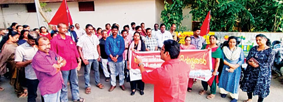 ജനറൽ ആശുപത്രിയിൽ എൻജിഒ യൂണിയന്റെ ആഹ്ളാദ പ്രകടനം യൂണിയൻ  ജില്ലാ സെക്രട്ടറി ബൈജു പ്രസാദ് ഉദ്ഘാടനംചെയ്യുന്നു
