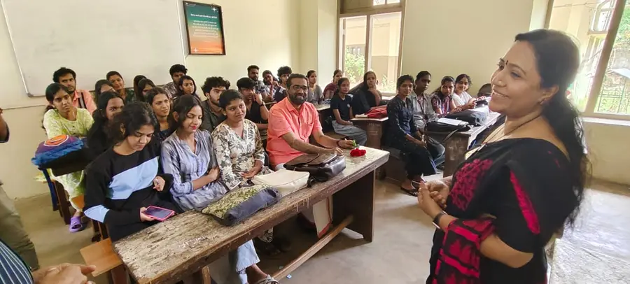 എസ് ഡി കോളേജിൽ വർഷങ്ങൾക്കു മുമ്പ് പഠിച്ച ക്ലാസ് മുറിയിൽ എൽഡിഎഫ് സ്ഥാനാർഥി എച്ച് സലാം അന്ന് പഠിപ്പിച്ച അധ്യാപിക ഡോ. ജ്യോതിശ്രീ ബാലകൃഷ്ണന്റെ ക്ലാസിൽ വിദ്യാർഥിയായി മറ്റ് കുട്ടികൾക്കൊപ്പം