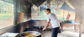 മുരളീധരൻ ദോഹ ഹോട്ടലിൽ പാചകത്തിനിടെ 