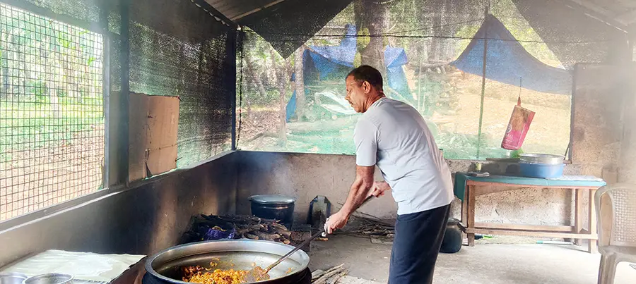 മുരളീധരൻ ദോഹ ഹോട്ടലിൽ പാചകത്തിനിടെ