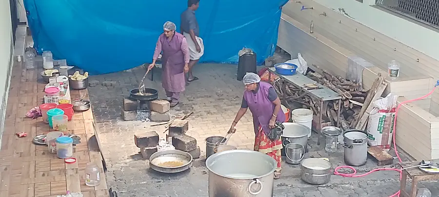 വാണിയംകുളം പഞ്ചായത്ത് ജനകീയ ഹോട്ടലിൽ അടുപ്പിൽ ഭക്ഷണം തയ്യാറാക്കുന്നു