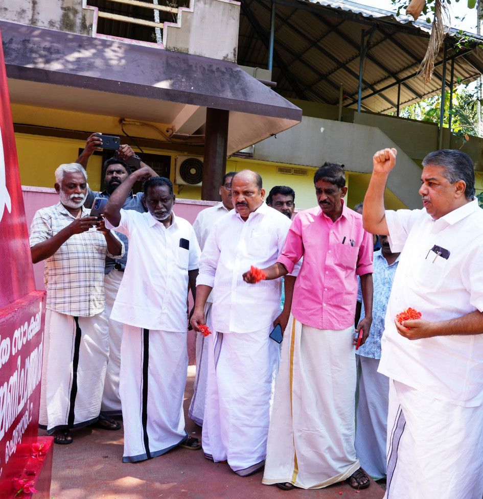  വെൺമണി ചാത്തന്റെ രക്തസാക്ഷി മണ്ഡപത്തിൽ  മന്ത്രി സജി ചെറിയാൻ പുഷ്പാർച്ചന നടത്തുന്നു